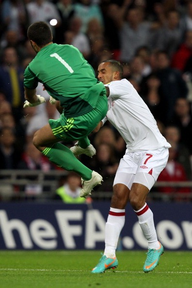Phút thứ 5 của trận đấu, cầu thủ thuộc biên chế Arsenal có pha thoát xuống đối mặt với thủ môn của San Marino...